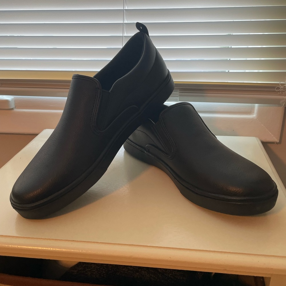 Mens size 8.5 black slip on shoes